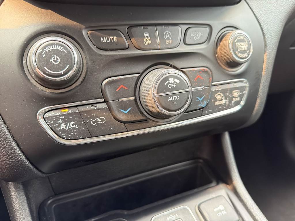 Thumbnail: 2019 Jeep Cherokee - 32
