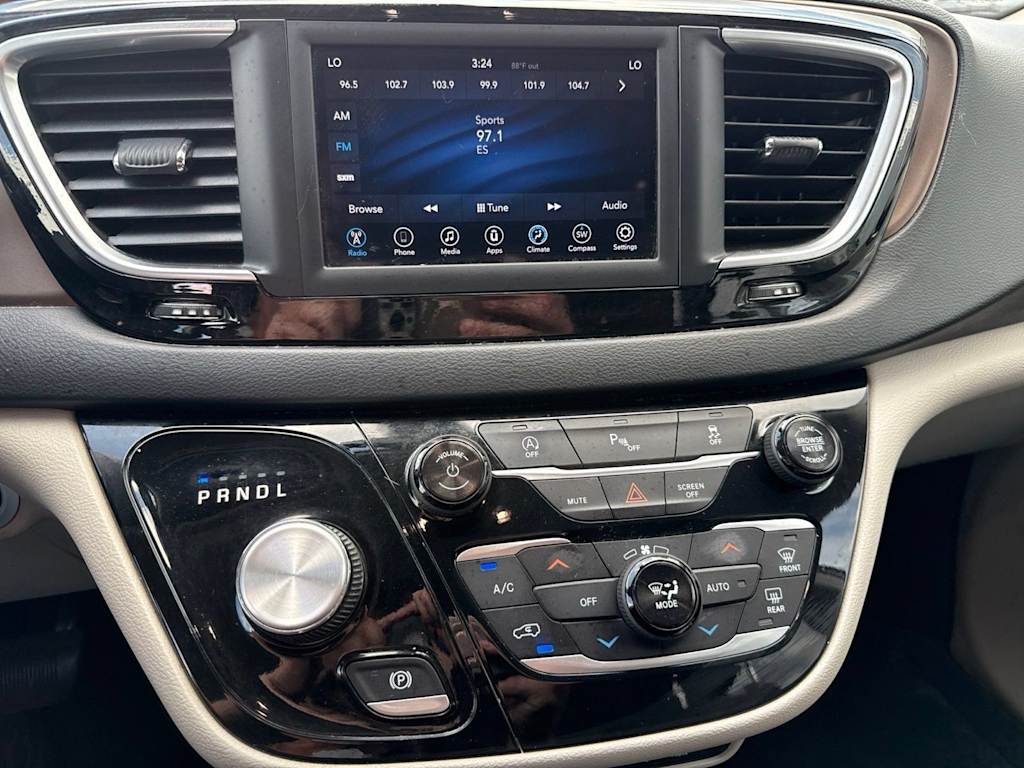 Thumbnail: 2018 Chrysler Pacifica - 10