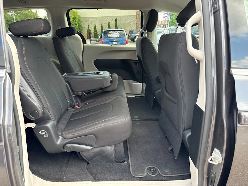 Thumbnail: 2018 Chrysler Pacifica - 9