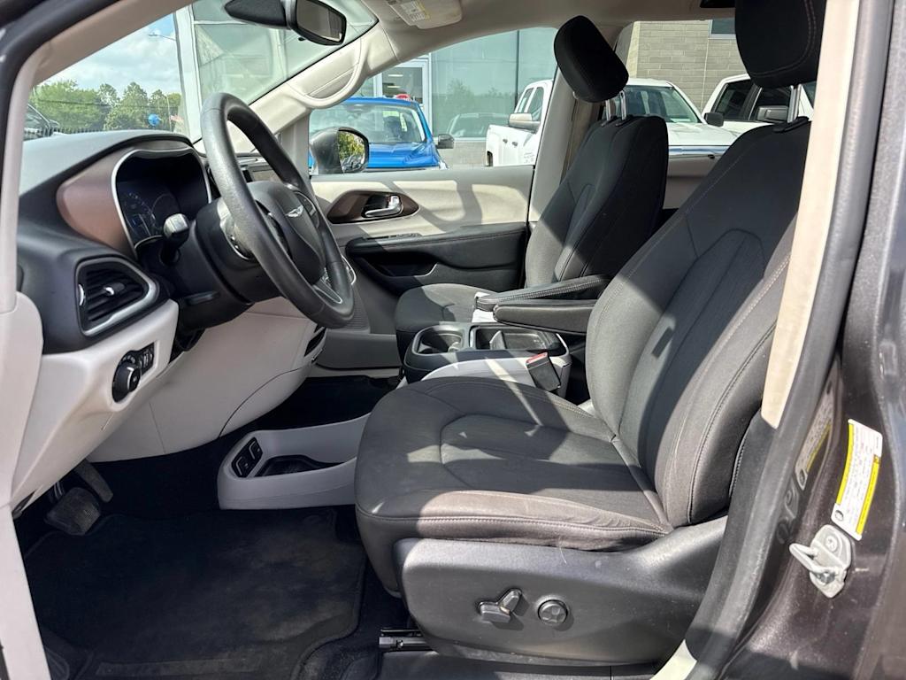 Thumbnail: 2018 Chrysler Pacifica - 8