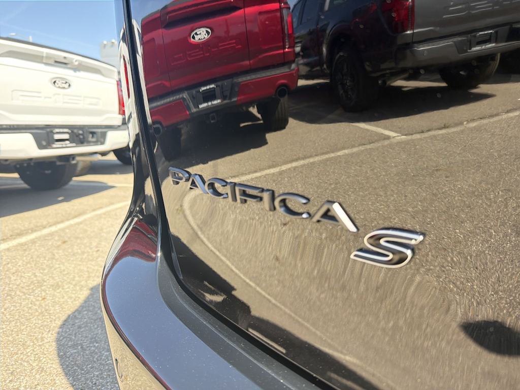 Thumbnail: 2026 Chrysler Pacifica - 22