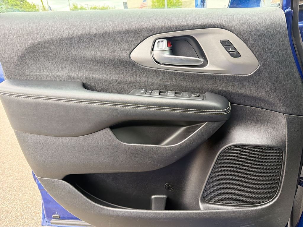 Thumbnail: 2020 Chrysler Pacifica - 32