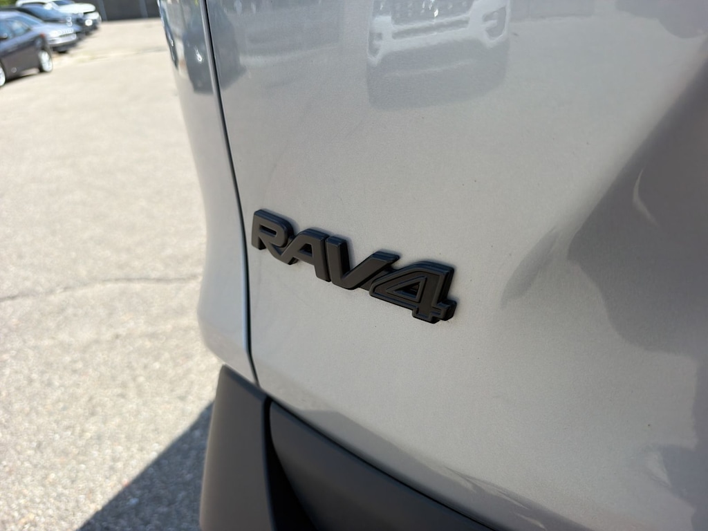 Thumbnail: 2021 Toyota RAV4 - 24