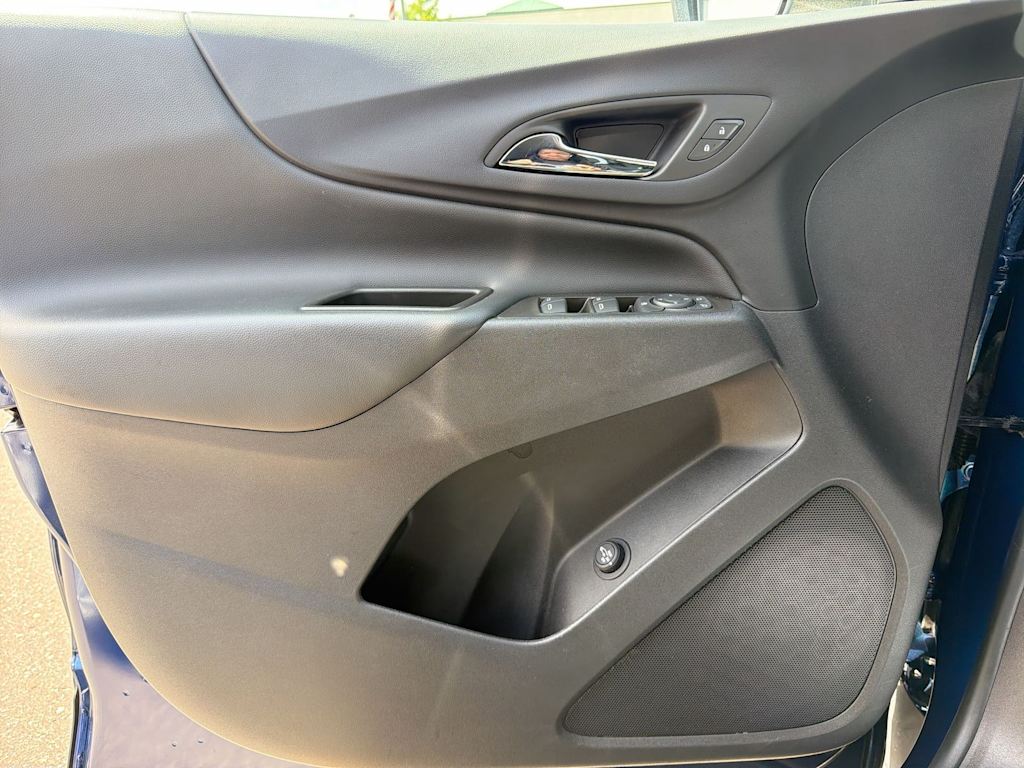 Thumbnail: 2023 Chevrolet Equinox - 32