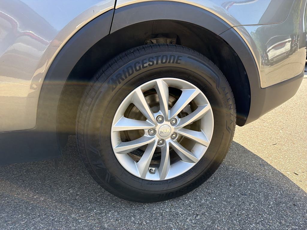 Thumbnail: 2017 Kia Sorento - 8