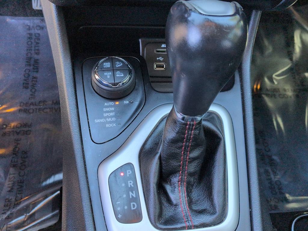 Thumbnail: 2016 Jeep Cherokee - 15
