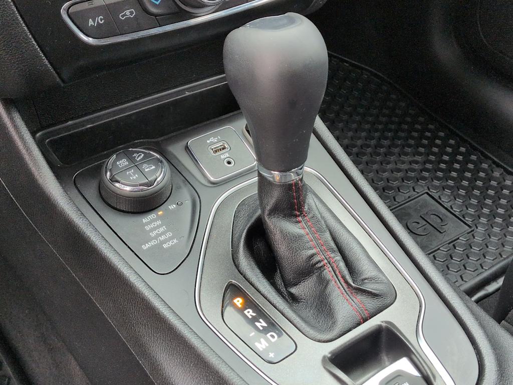 Thumbnail: 2019 Jeep Cherokee - 15