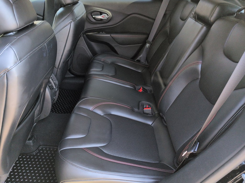 Thumbnail: 2020 Jeep Cherokee - 28