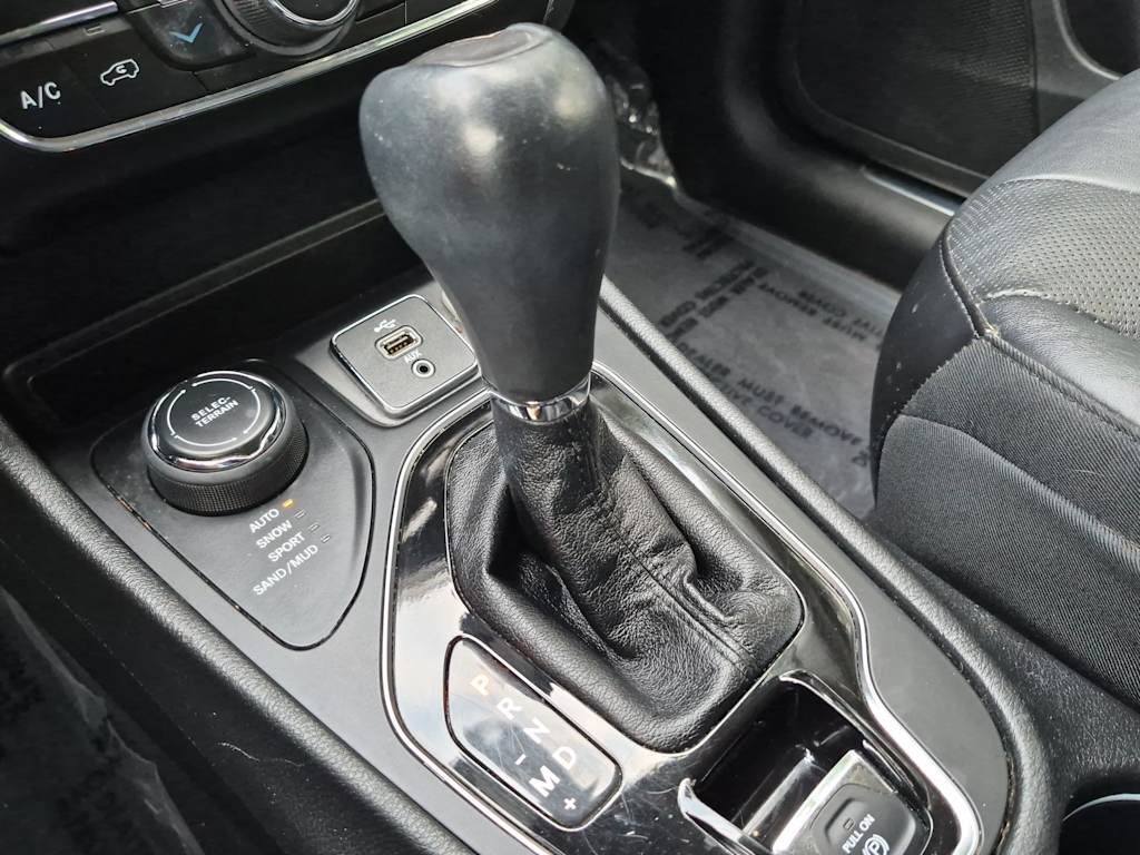 Thumbnail: 2019 Jeep Cherokee - 15