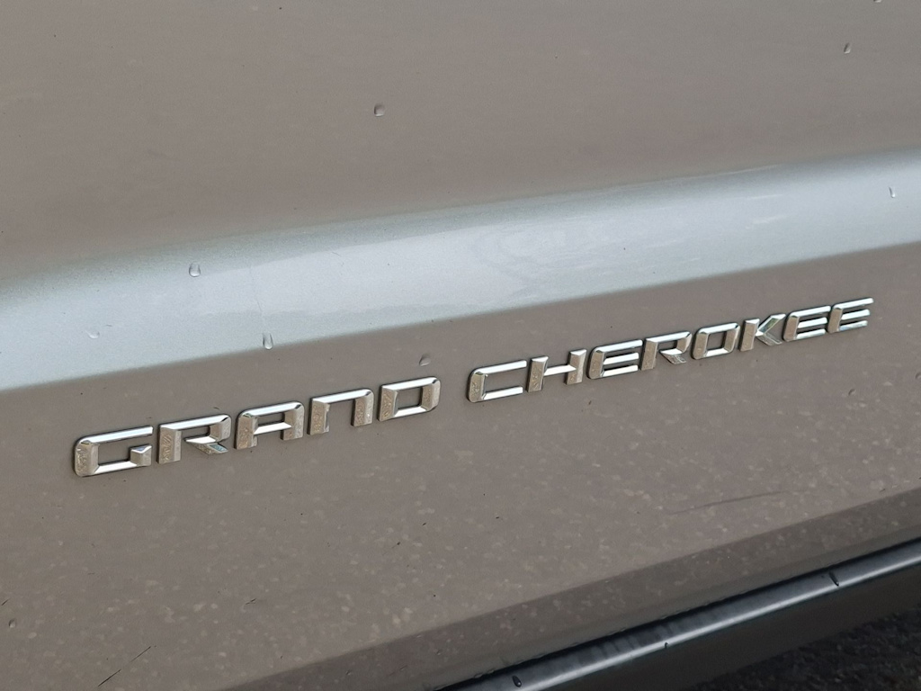 Thumbnail: 2015 Jeep Grand Cherokee - 24
