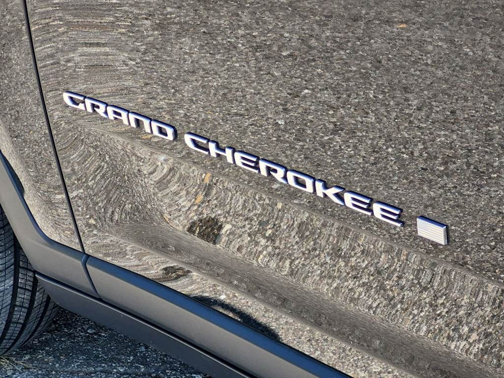 Thumbnail: 2022 Jeep Grand Cherokee - 24