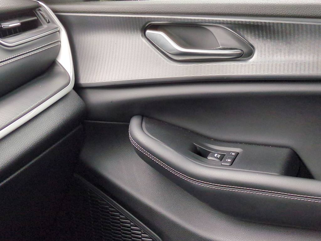 Thumbnail: 2023 Jeep Grand Cherokee - 35