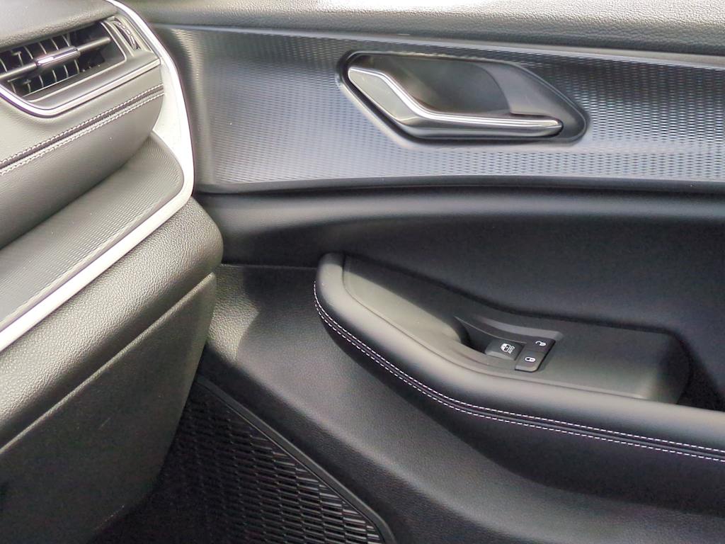 Thumbnail: 2025 Jeep Grand Cherokee - 36