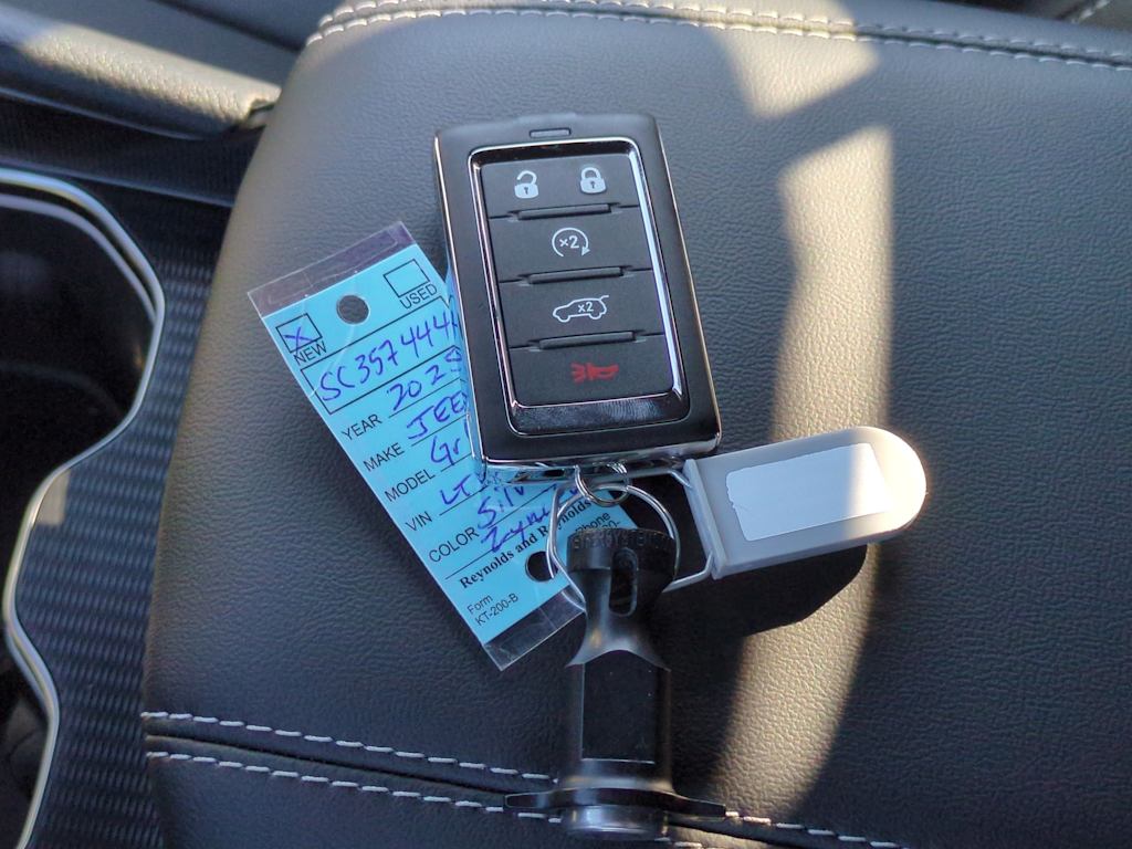 Thumbnail: 2025 Jeep Grand Cherokee - 16