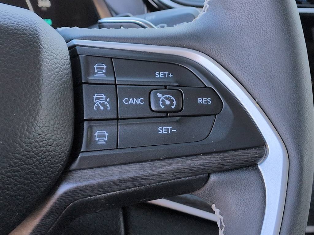 Thumbnail: 2022 Jeep Grand Cherokee - 32