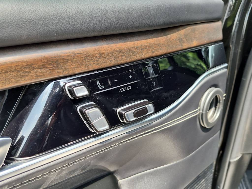 Thumbnail: 2022 Jeep Grand Wagoneer - 25