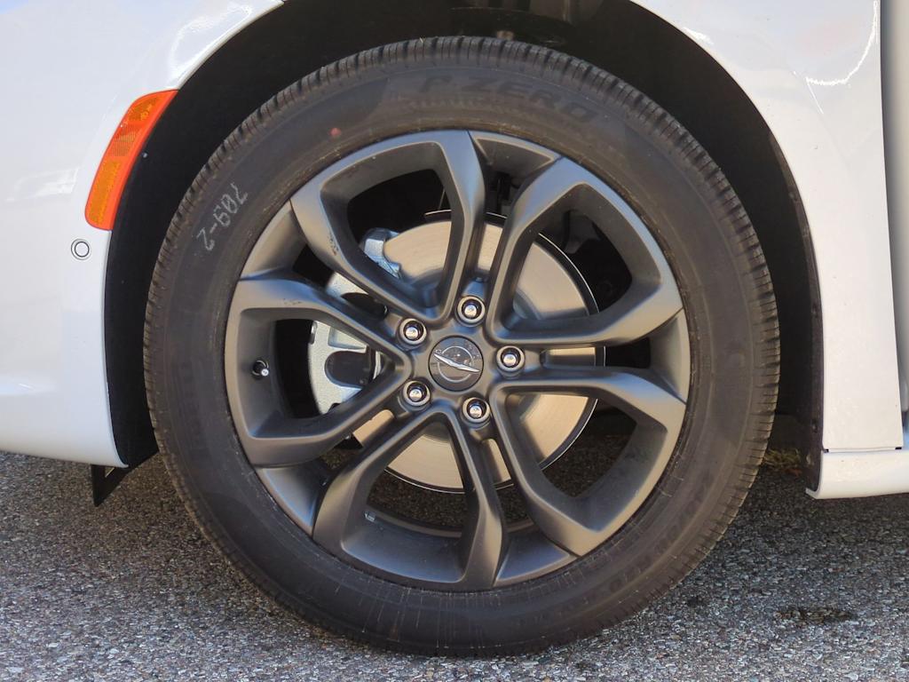 Thumbnail: 2026 Chrysler Pacifica - 8