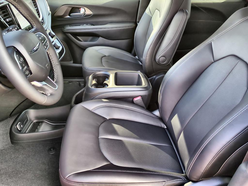 Thumbnail: 2026 Chrysler Pacifica - 10