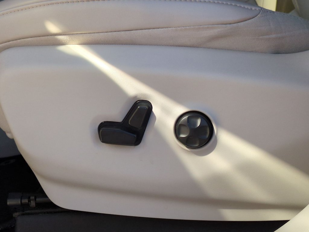 Thumbnail: 2021 Chrysler Voyager - 24