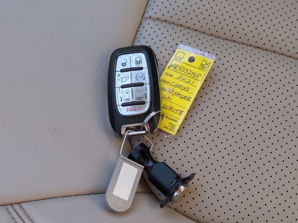 Thumbnail: 2021 Chrysler Voyager - 16