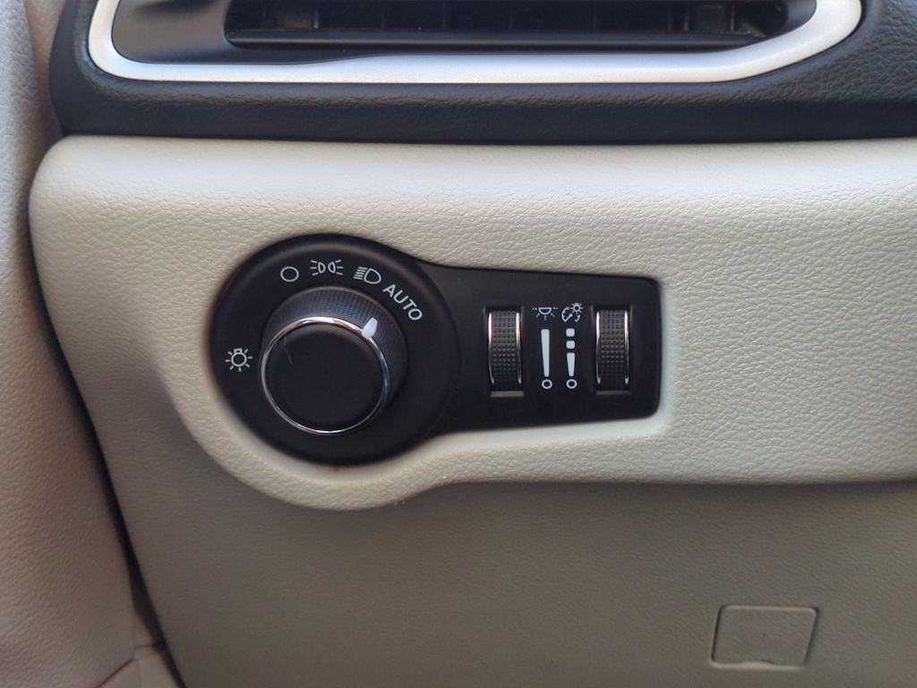 Thumbnail: 2021 Chrysler Voyager - 37