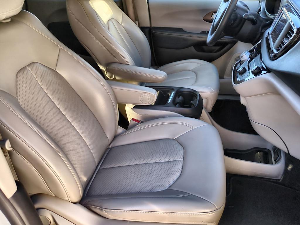 Thumbnail: 2021 Chrysler Voyager - 26