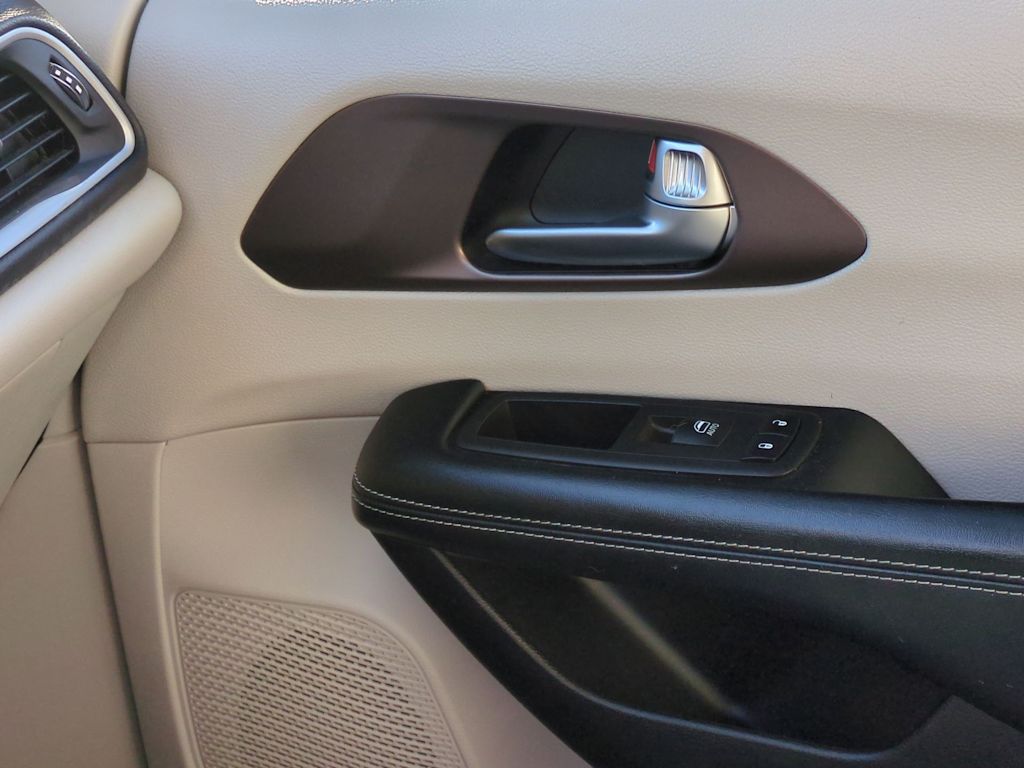 Thumbnail: 2021 Chrysler Voyager - 38