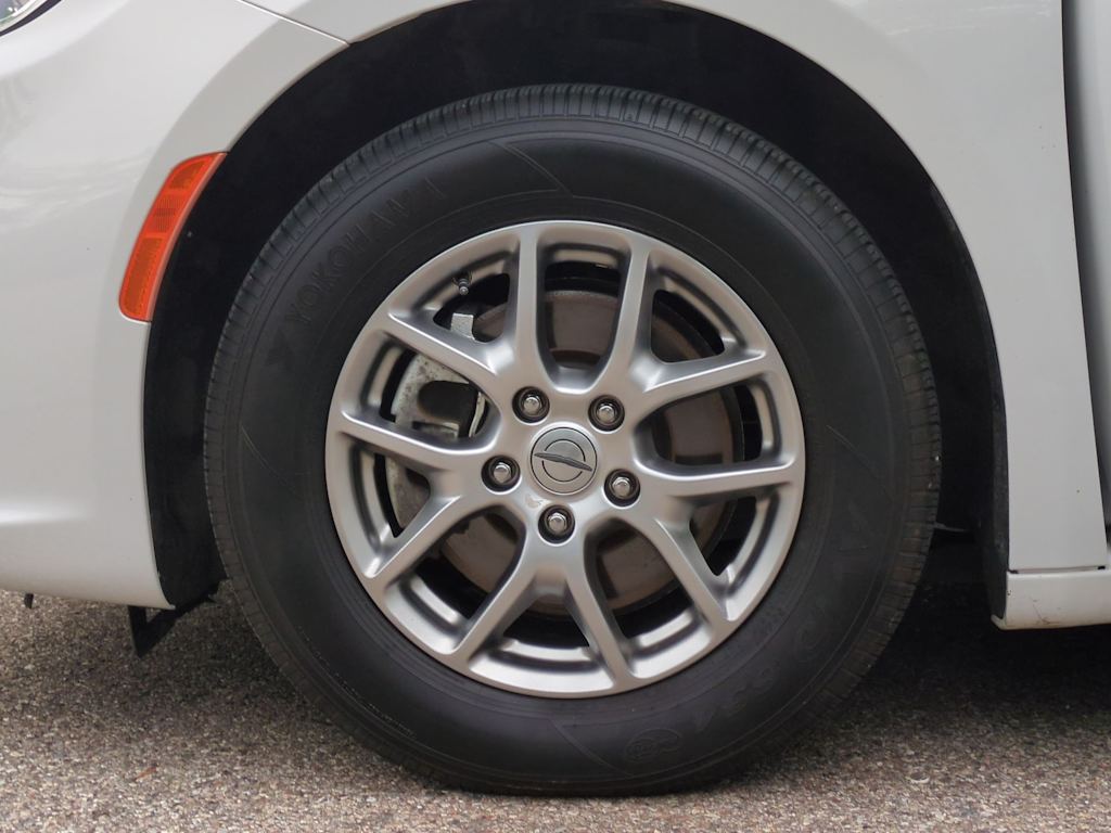 Thumbnail: 2021 Chrysler Pacifica - 8
