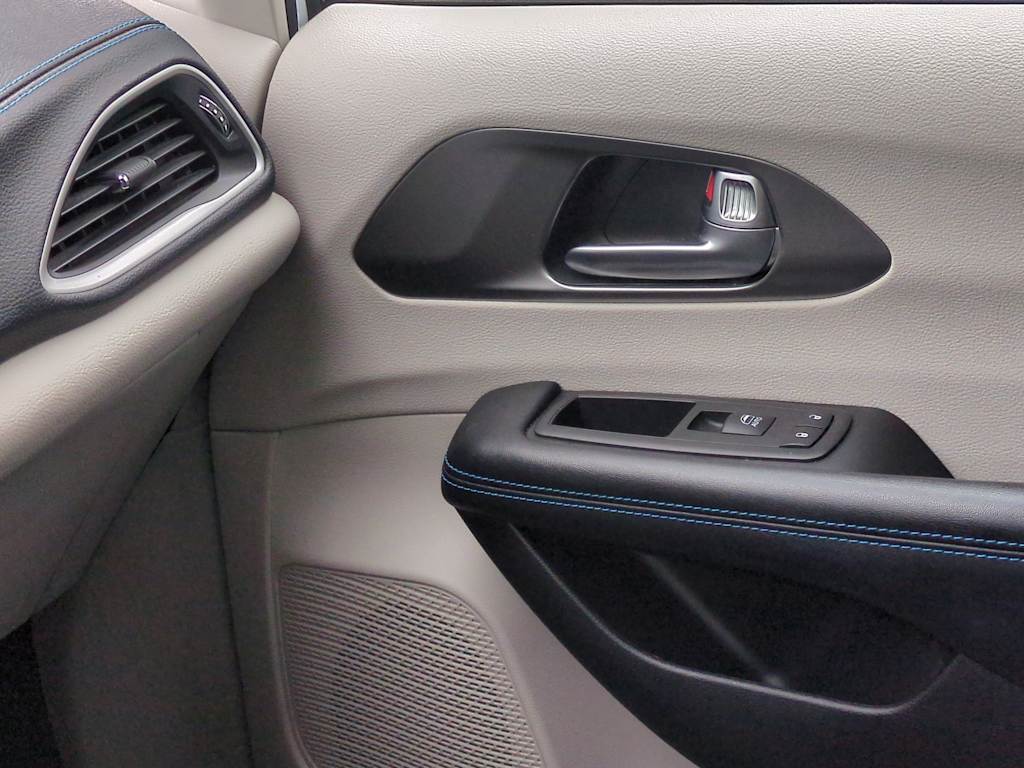 Thumbnail: 2021 Chrysler Pacifica - 33