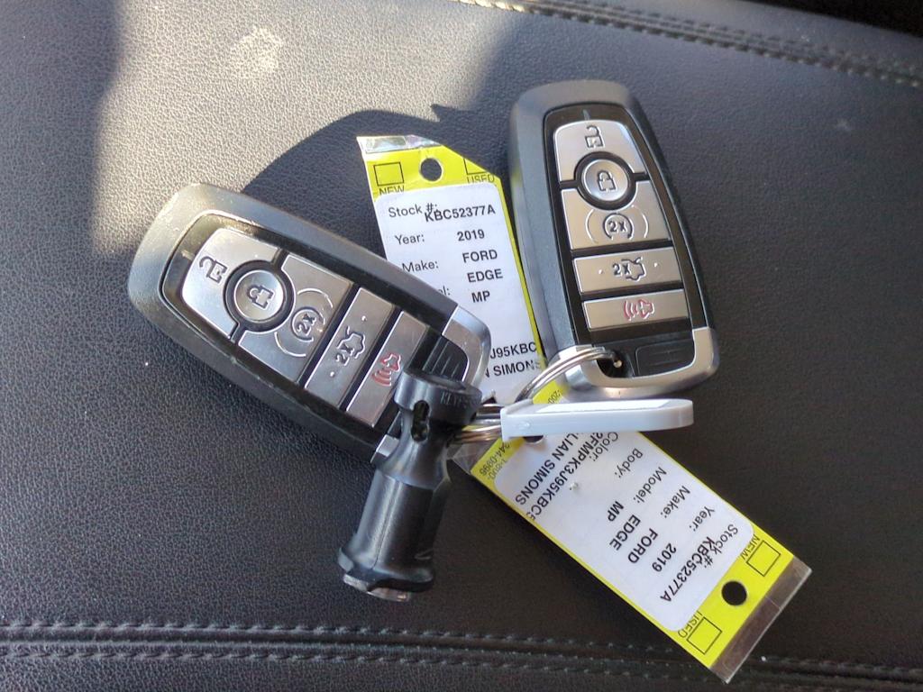 Thumbnail: 2019 Ford Edge - 17