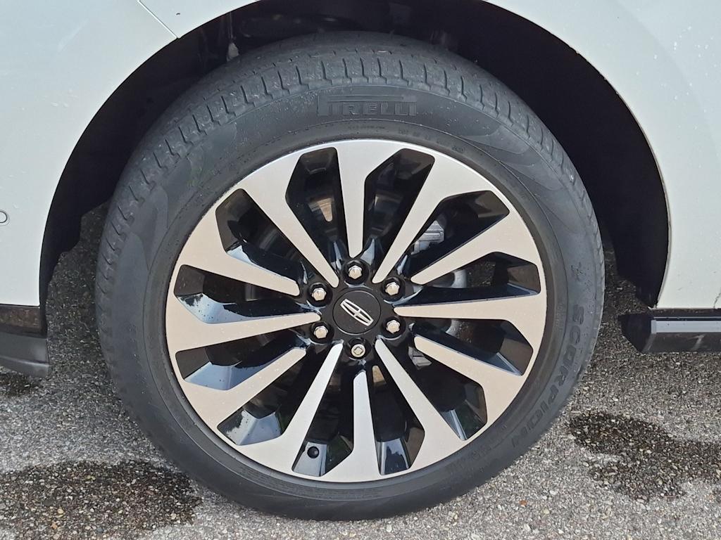 Thumbnail: 2024 Lincoln Navigator L - 8