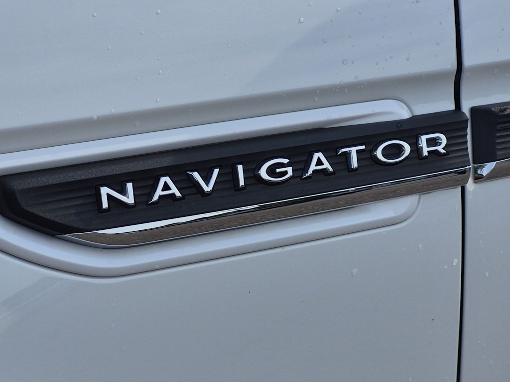 Thumbnail: 2024 Lincoln Navigator L - 25