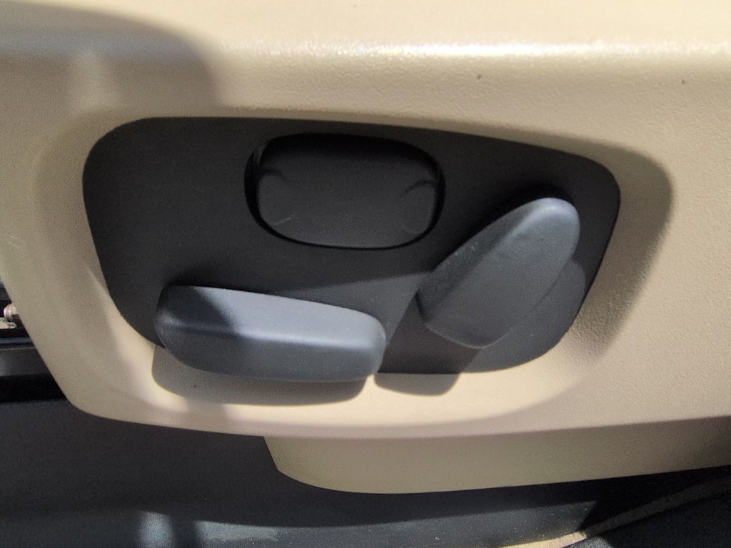Thumbnail: 2016 Land Rover LR4 - 25