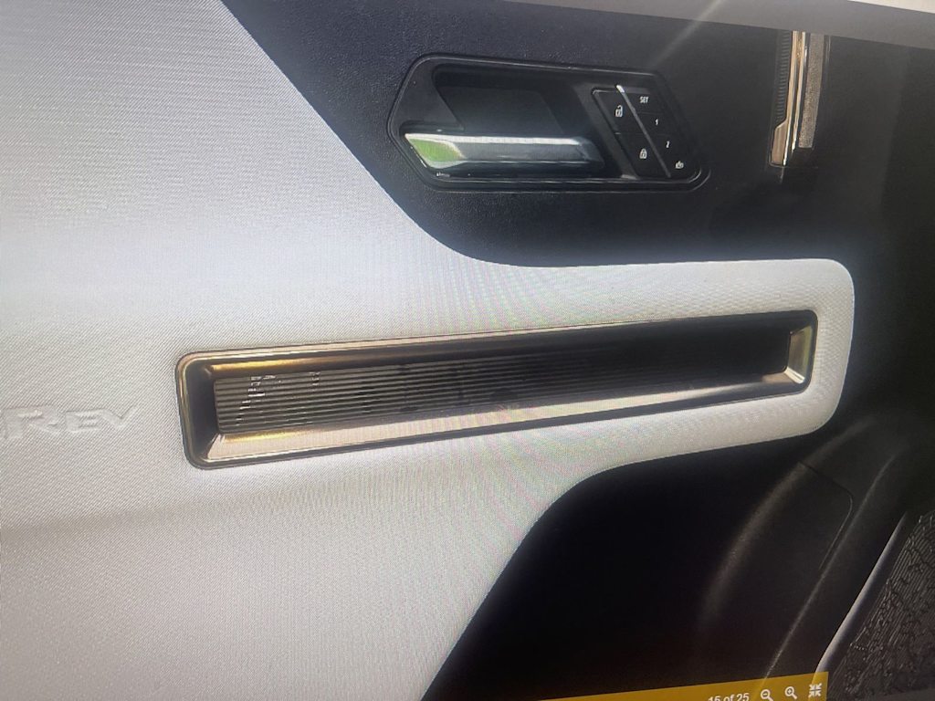 Thumbnail: 2025 GMC Hummer EV - 17