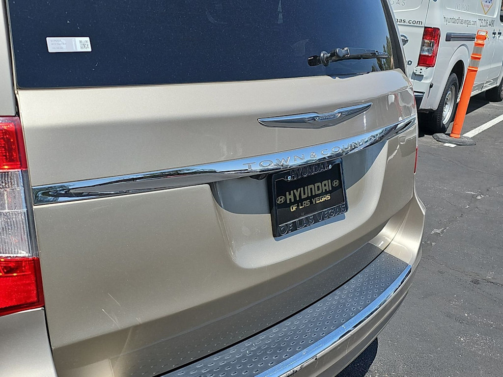 Thumbnail: 2013 Chrysler Town & Country - 7