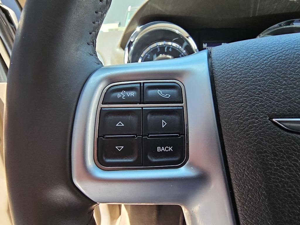 Thumbnail: 2013 Chrysler Town & Country - 28
