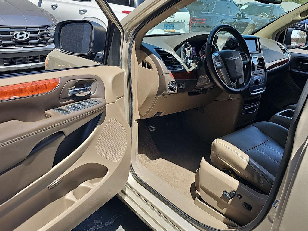 Thumbnail: 2013 Chrysler Town & Country - 2