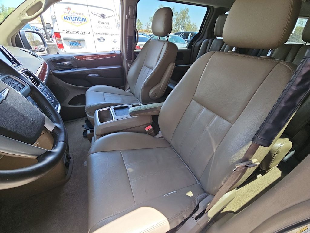 Thumbnail: 2013 Chrysler Town & Country - 13