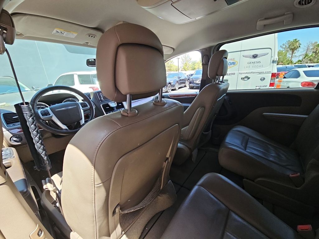 Thumbnail: 2013 Chrysler Town & Country - 21