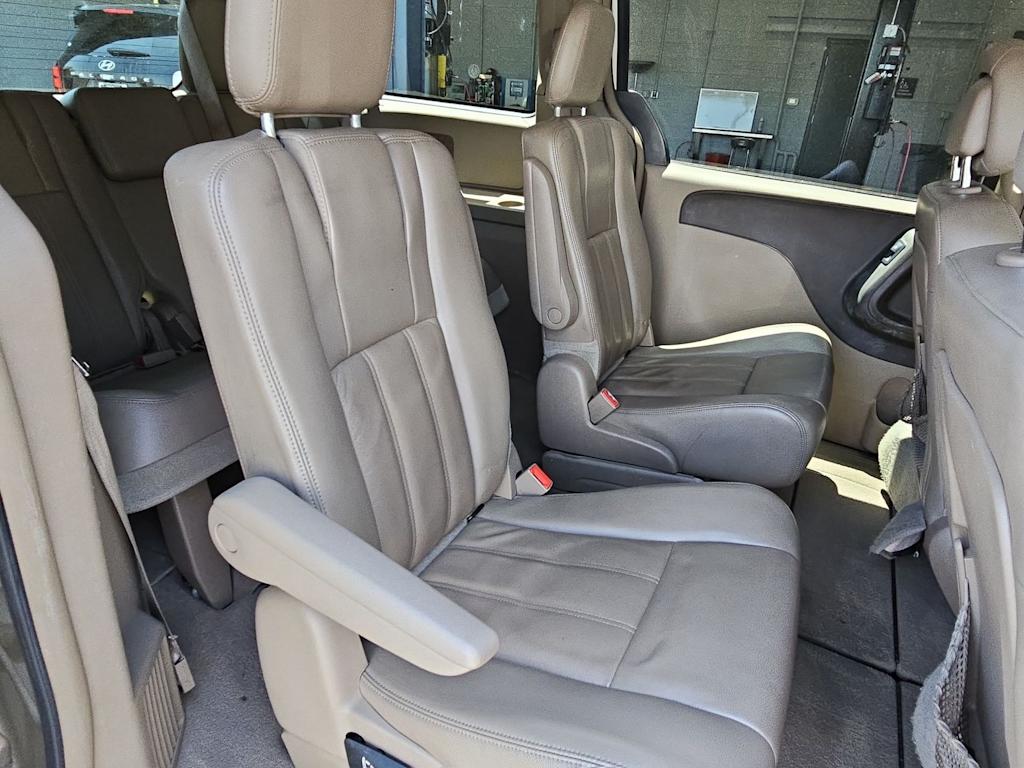 Thumbnail: 2013 Chrysler Town & Country - 22