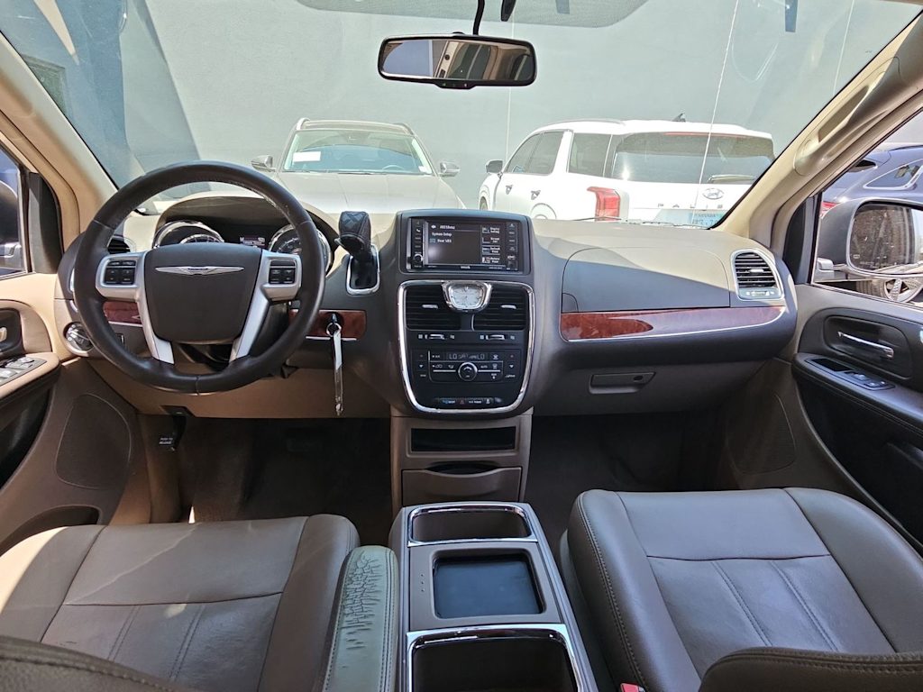 Thumbnail: 2013 Chrysler Town & Country - 10