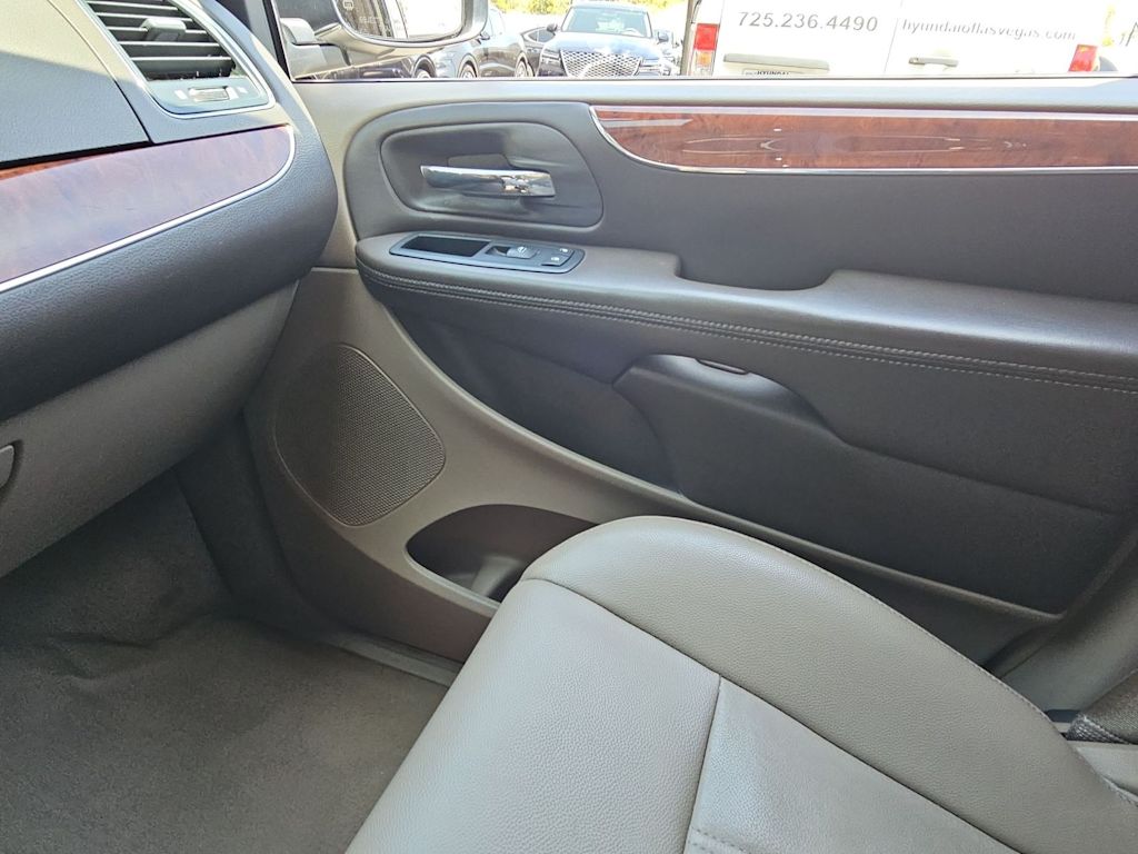 Thumbnail: 2013 Chrysler Town & Country - 26