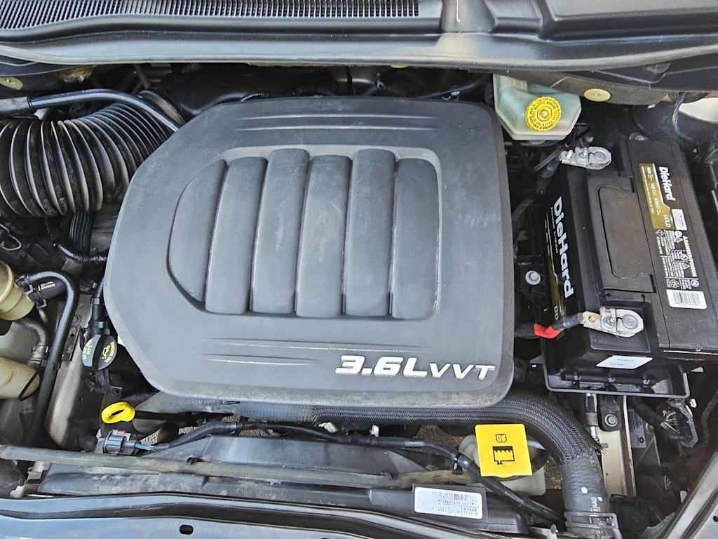 Thumbnail: 2013 Chrysler Town & Country - 9