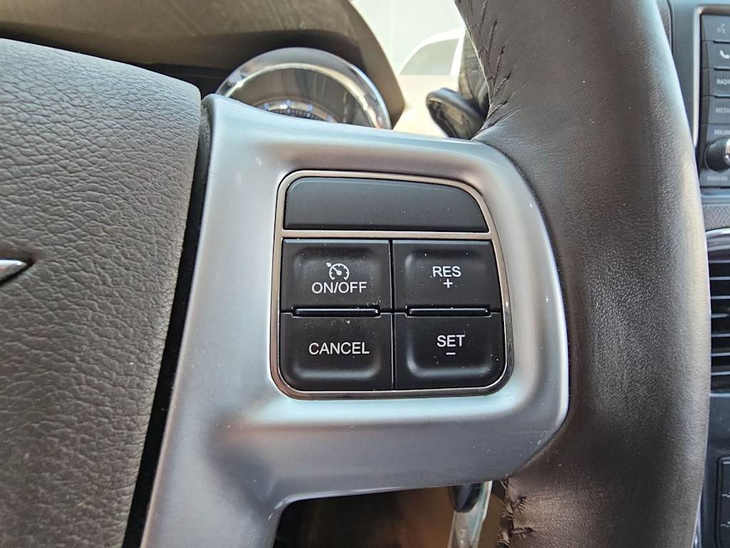 Thumbnail: 2013 Chrysler Town & Country - 27