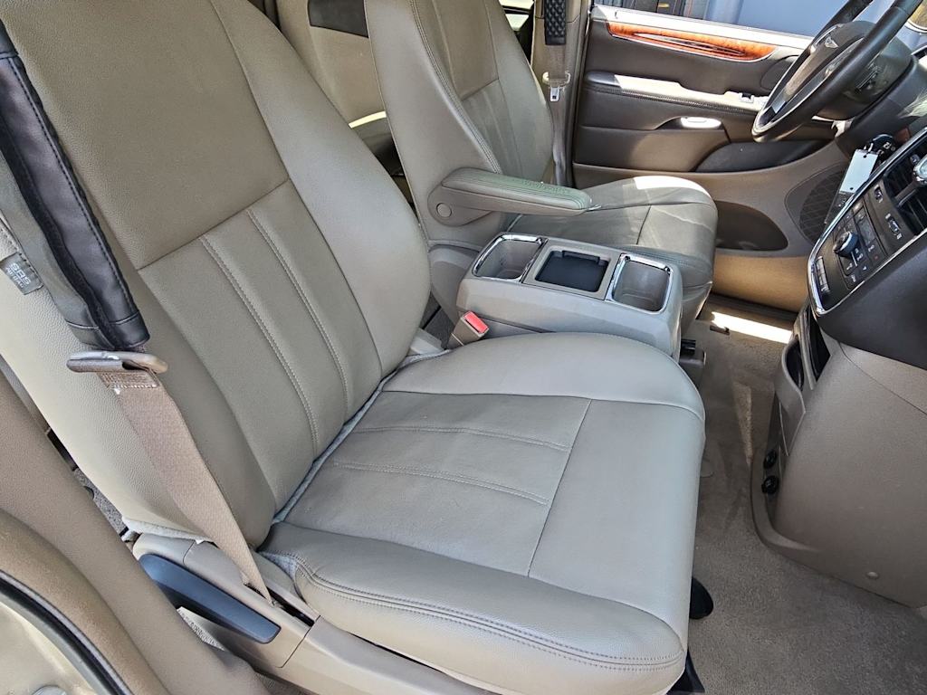 Thumbnail: 2013 Chrysler Town & Country - 11