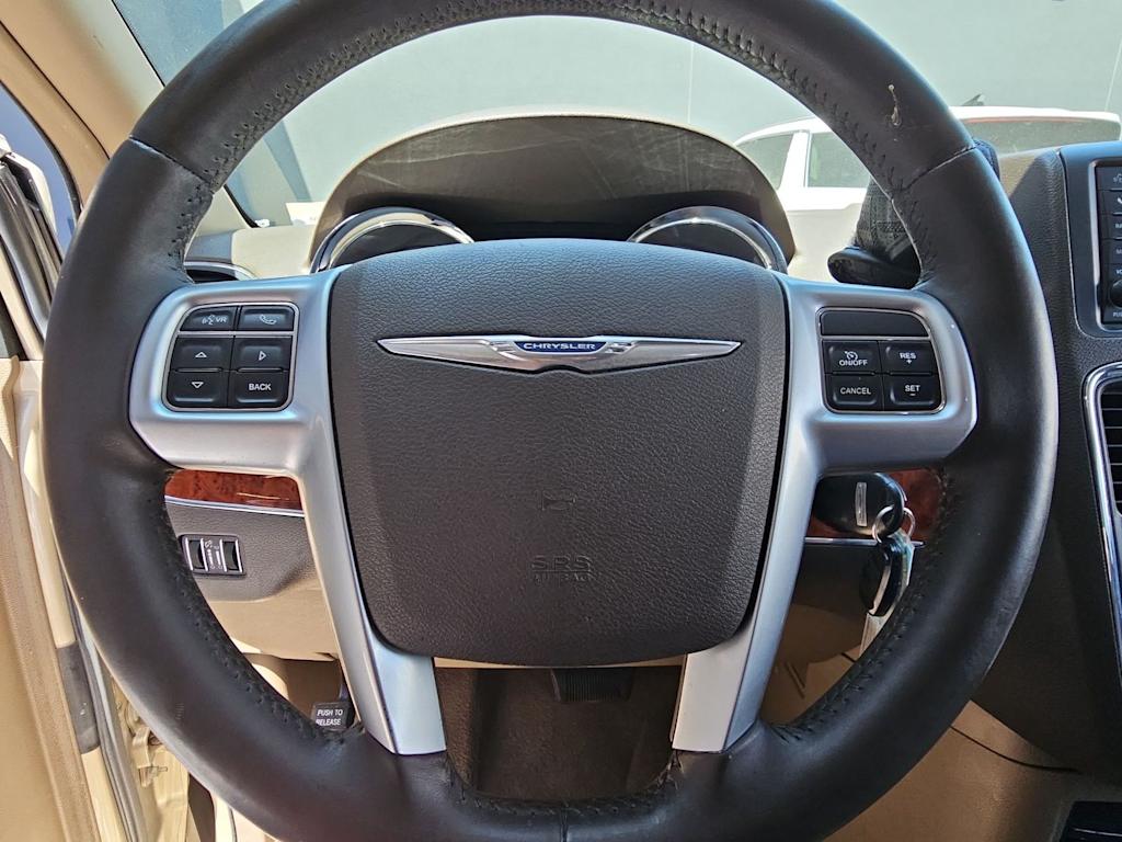 Thumbnail: 2013 Chrysler Town & Country - 23
