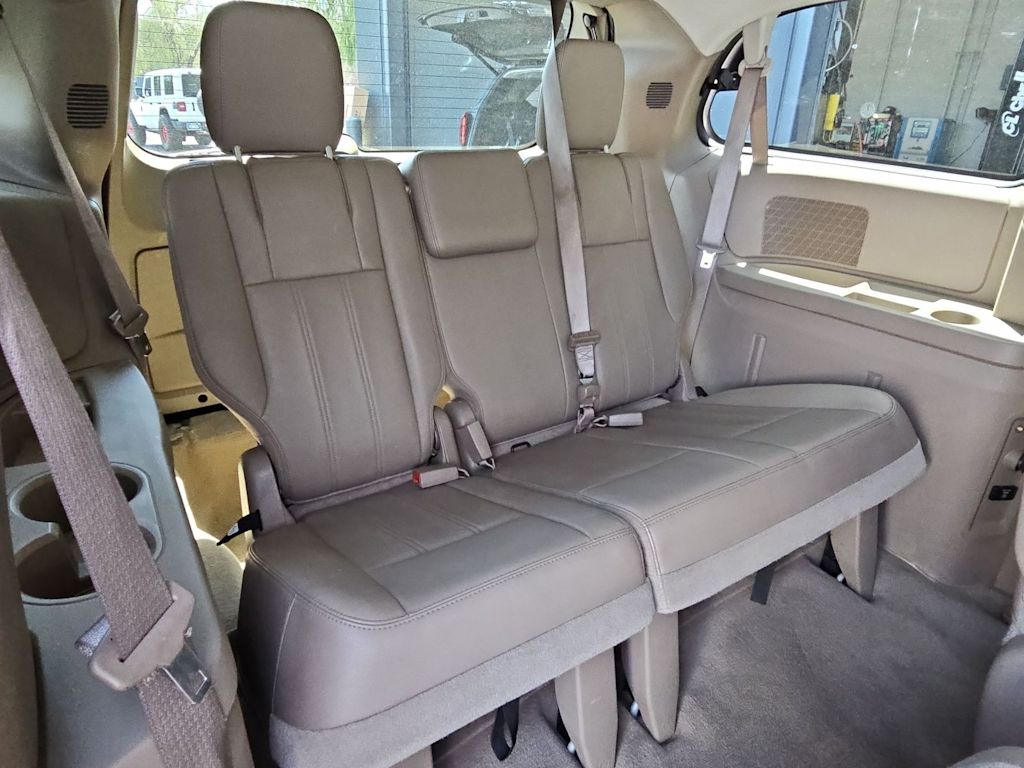 Thumbnail: 2013 Chrysler Town & Country - 12