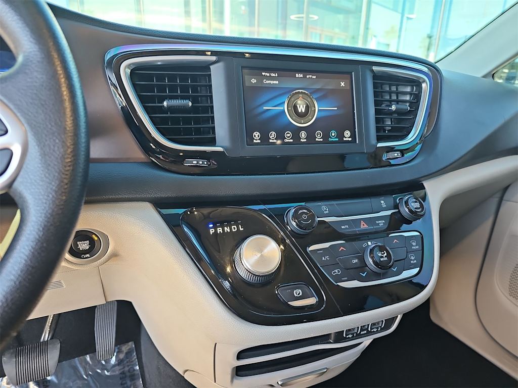 Thumbnail: 2021 Chrysler Voyager - 13