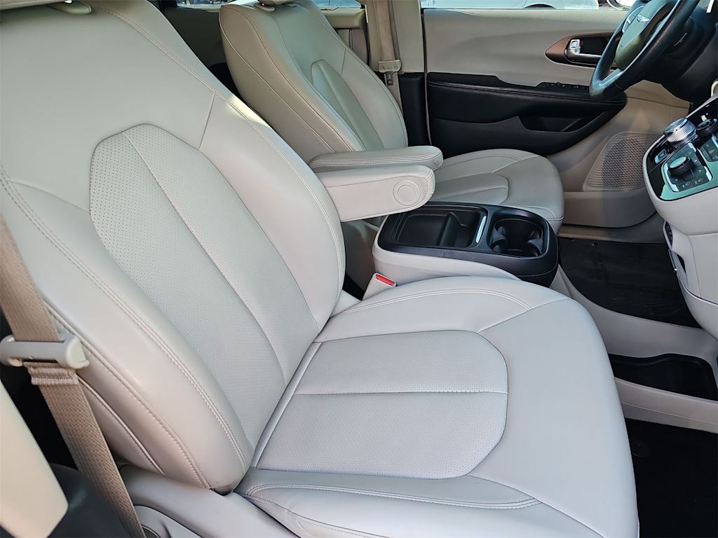 Thumbnail: 2021 Chrysler Voyager - 11