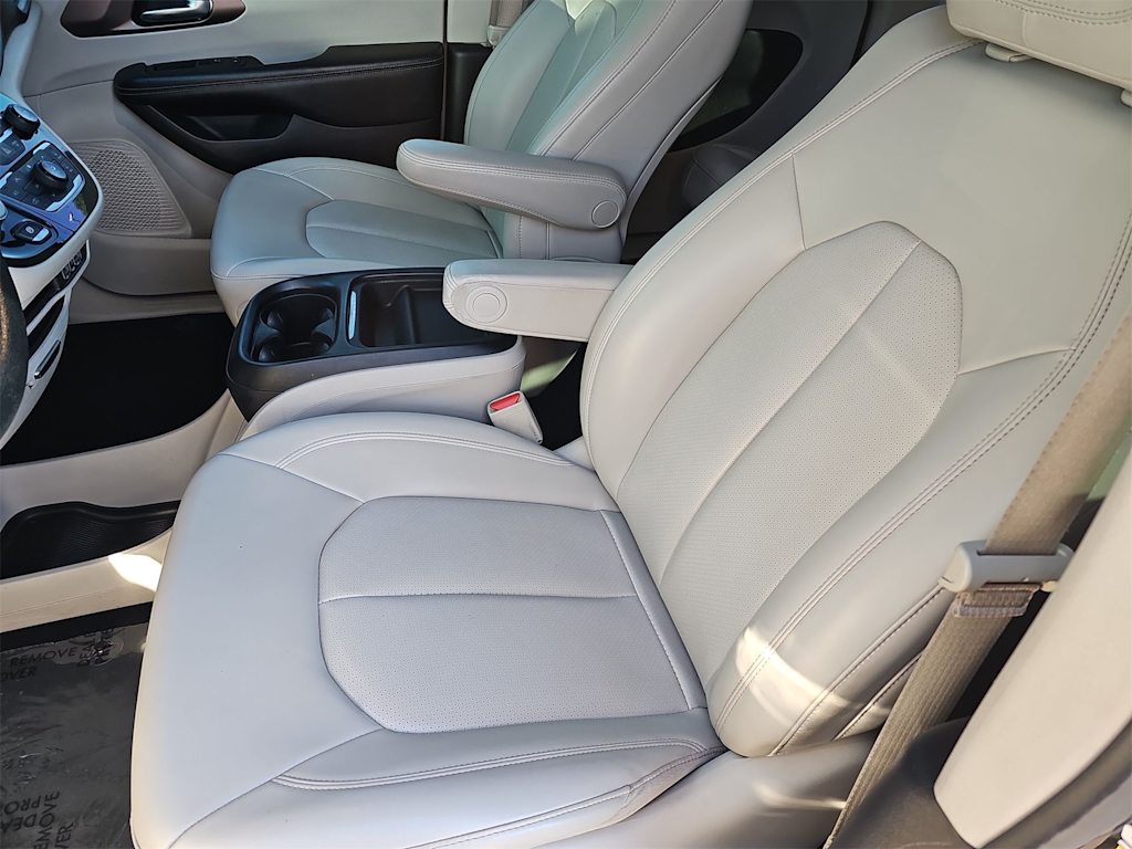 Thumbnail: 2021 Chrysler Voyager - 10